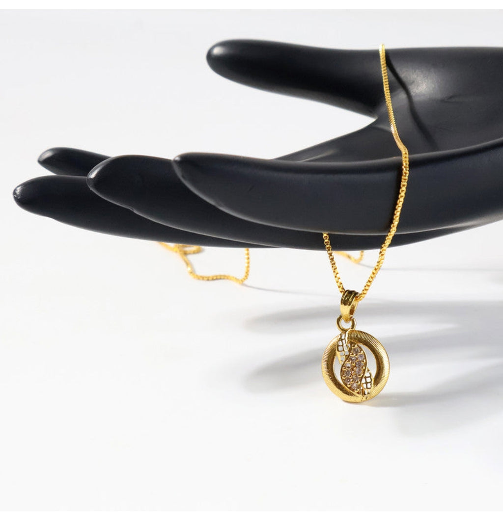 Stylesh round pendent, with sparkling leaf - inspired