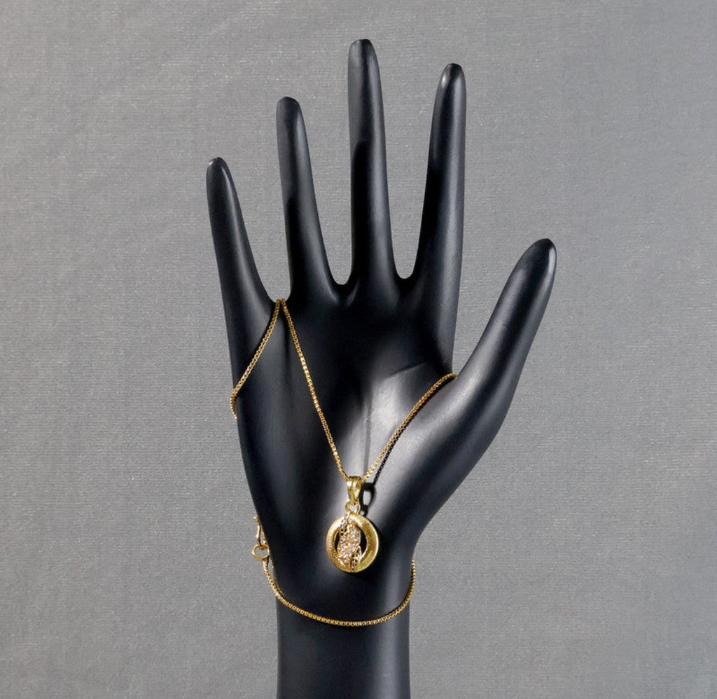 Stylesh round pendent, with sparkling leaf - inspired